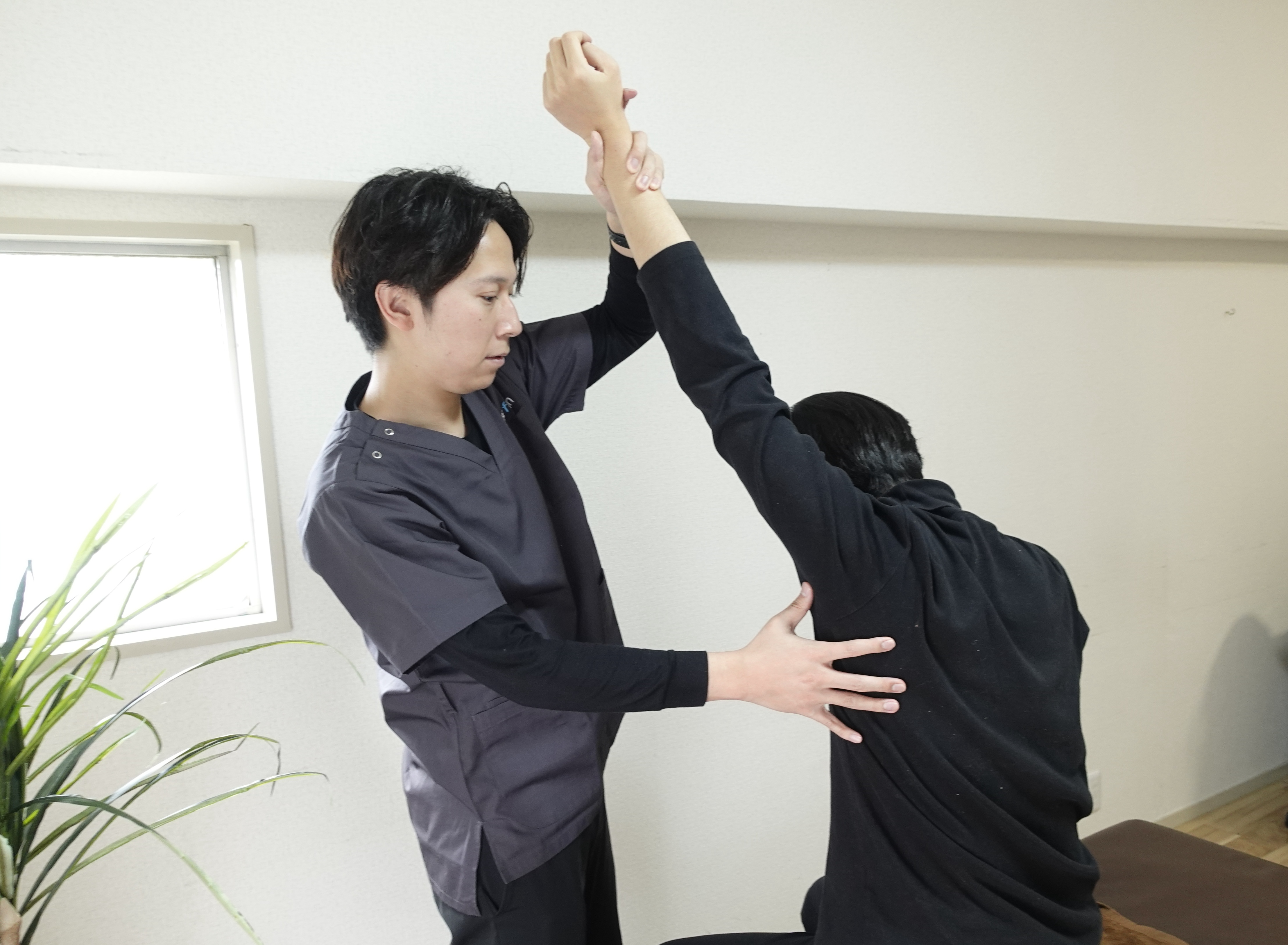 利用者の身体の動きを確認する出張整体つばめの施術風景